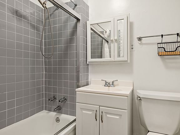 4th image of 222 E 48th St Unit 3