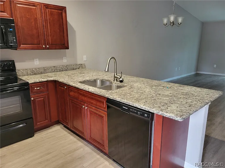 9503 N Travis Dr — Photo 4