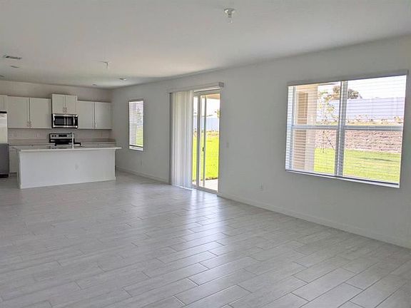 5th image of 2910 NE Breezeway Cir