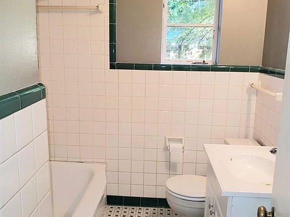5th image of 430 Honeysuckle Ct