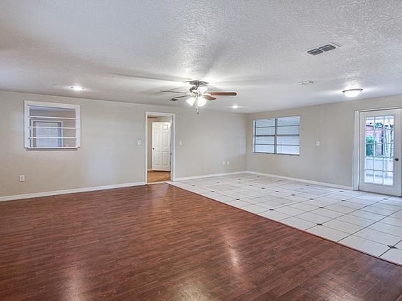 3rd image of 2406 Colonial Ave