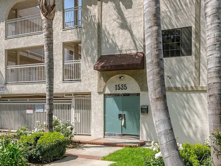 1535 N Kenmore Ave — Photo 2