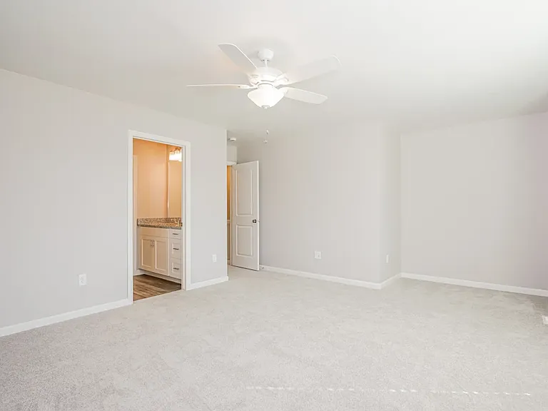33 N Riverside Dr — Photo 6