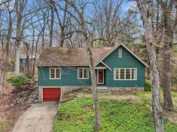 17 Angle Rd, Michiana Shores, IN 46360