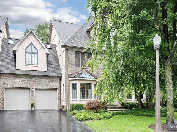 208 Bearwoods Rd, Park Ridge, NJ 07656