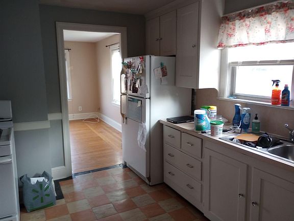4th image of 144 S Blossom St Floor 2