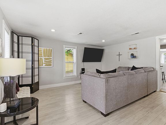 5th image of 406 E Elm Street