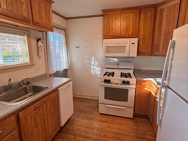 1105 1st Ave NE #2 — Photo 8