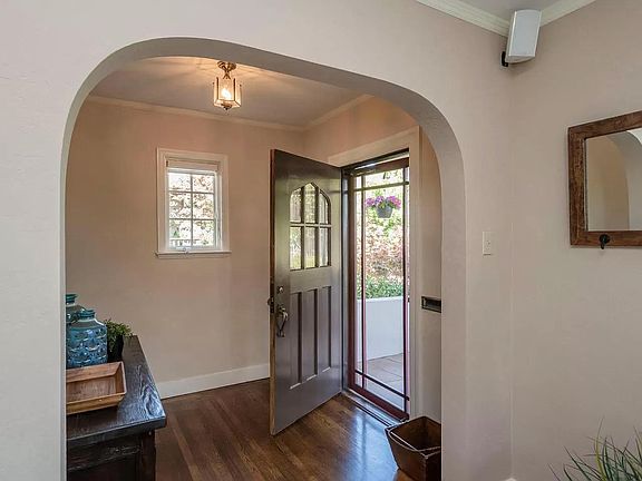 4th image of 925 Capuchino Ave