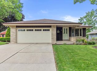 2582 S 88th St, West Allis, WI 53227