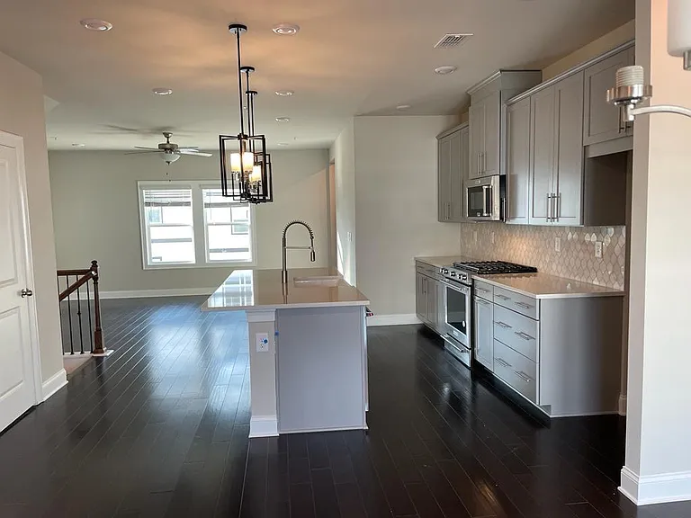 1112 Knoxboro Ln — Photo 4