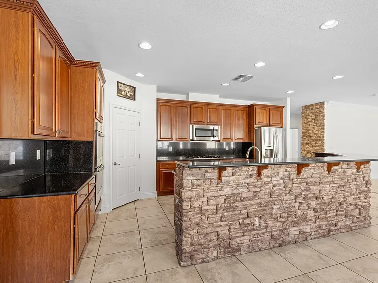2733 Kildrummie St — Photo 4