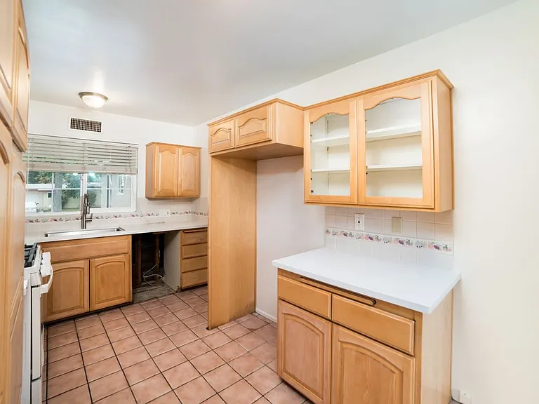 2958 Gramercy St — Photo 10