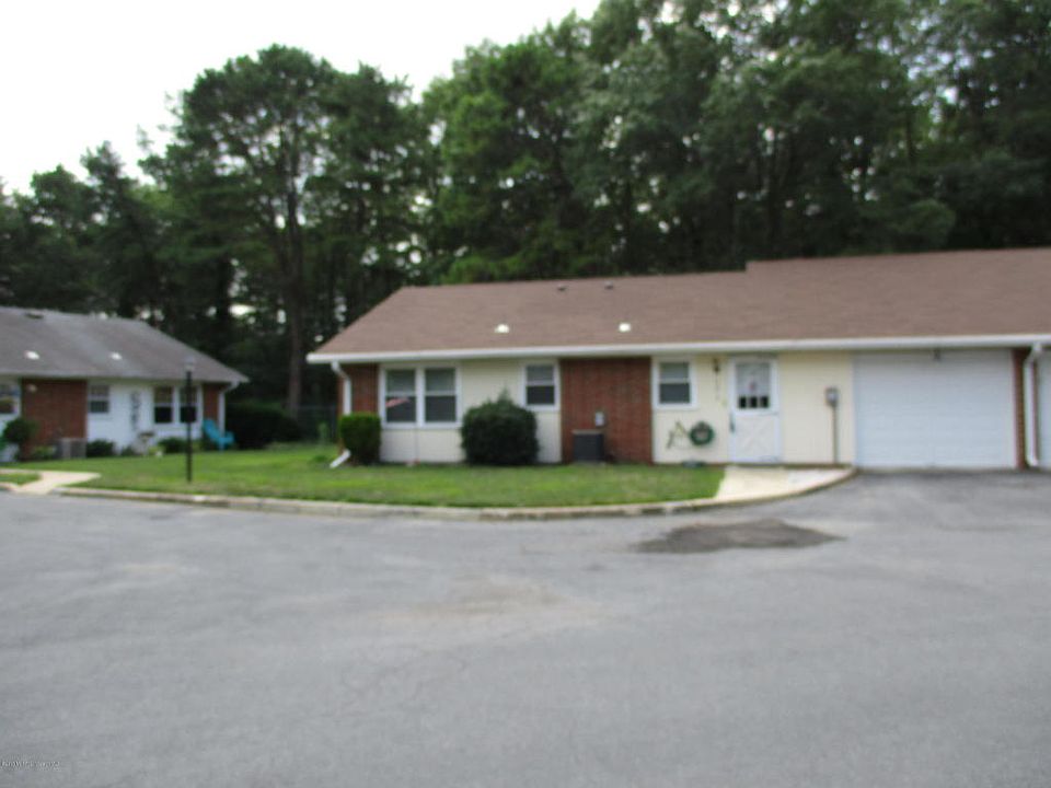 1st image of 422D Chatham Ct #100D