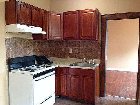 5th image of 658 Sanford Ave APT A
