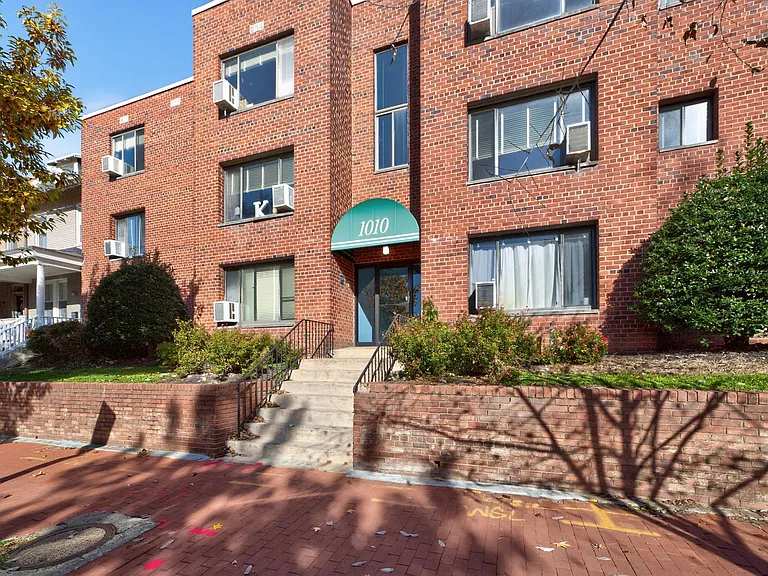 1010 G St NE — Photo 1