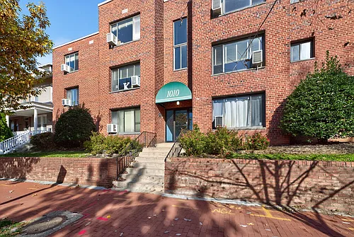 1010 G St NE Photo 1