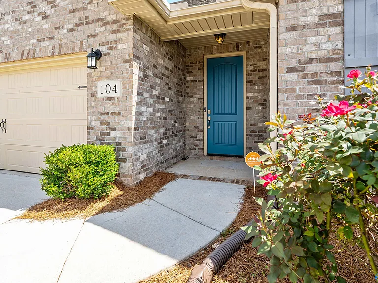 104 Erskin Parcus Dr — Photo 3