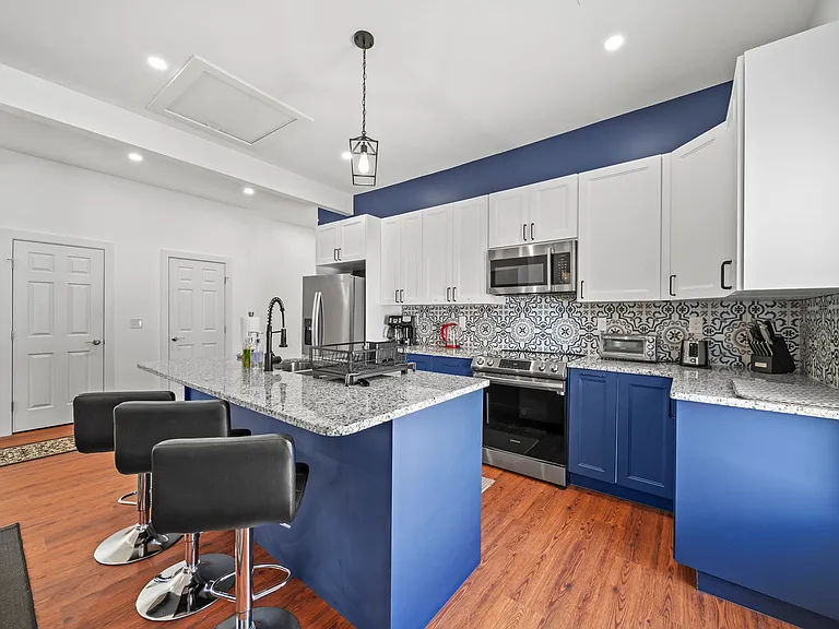 305 W 12th St — Photo 9