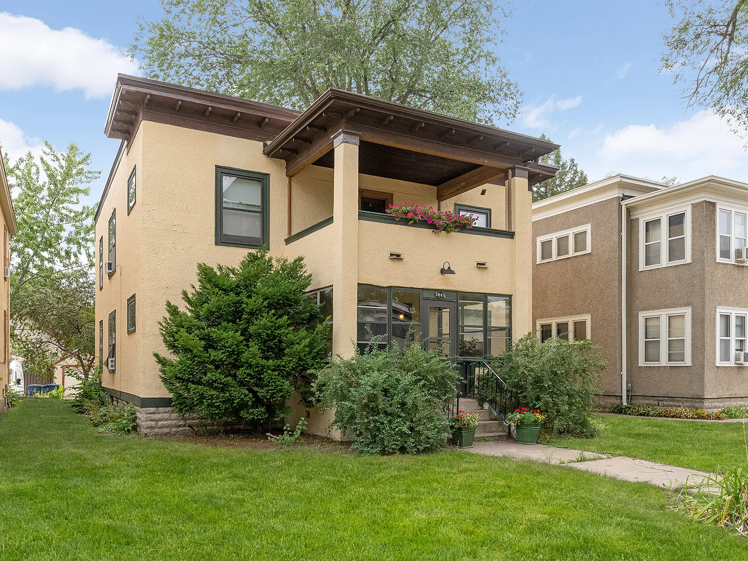 3845 Grand — Photo 1