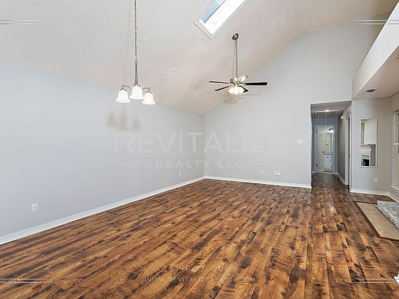 3rd image of 2108 Panorama Dr