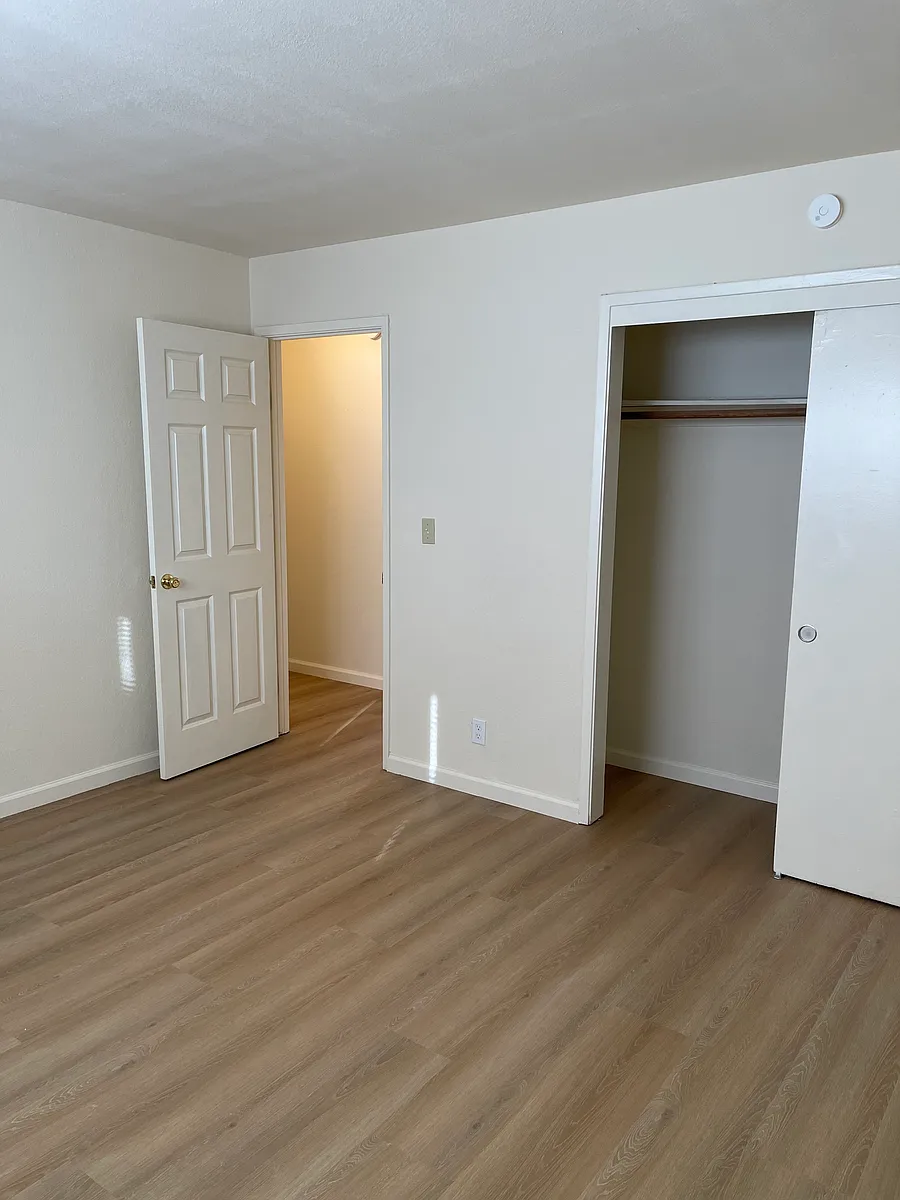 Building Photo - 1430 Calle Oriente #1