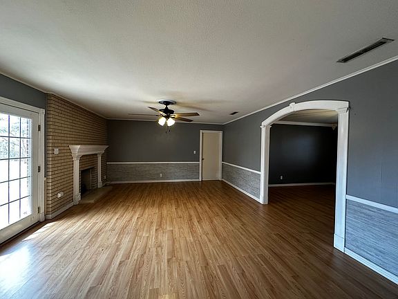 3rd image of 206 Evergreen St