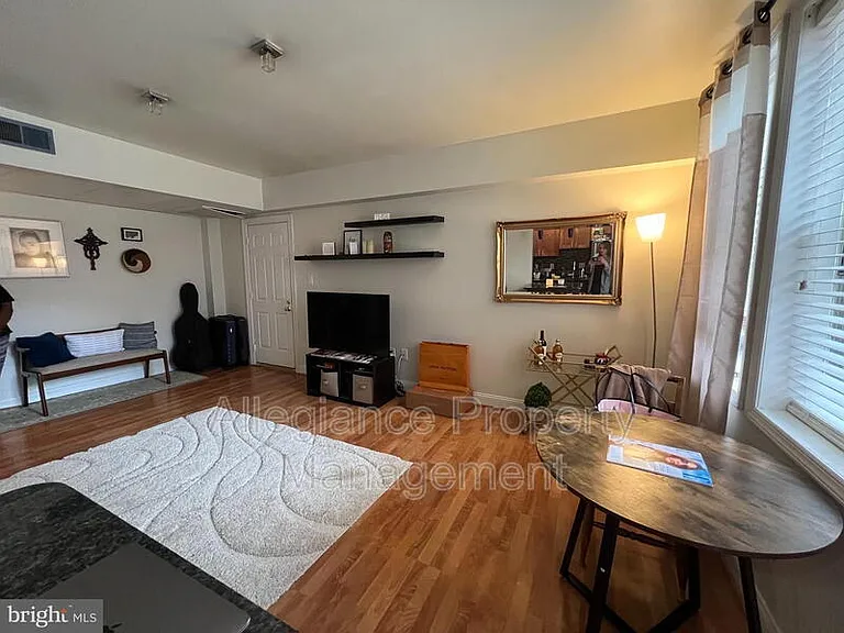 1808 Queens Ln #212 — Photo 3