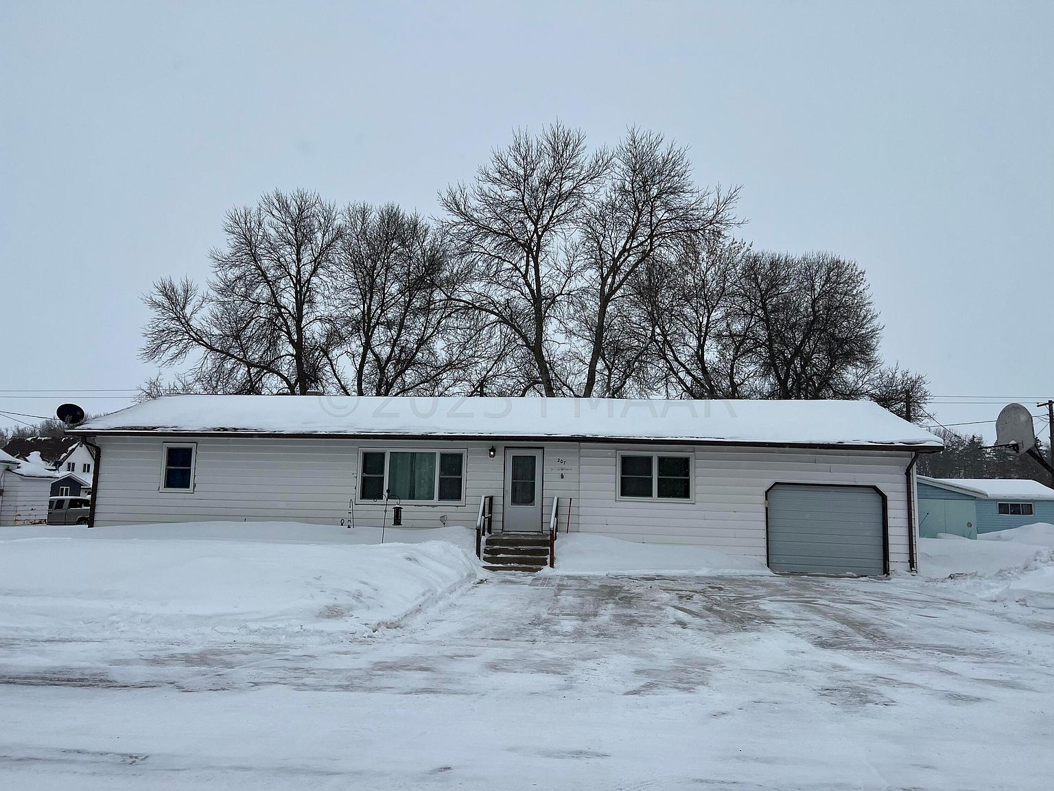 207 Main St, Finley, ND 58230 Zillow