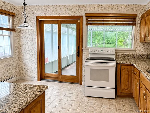 5th image of 17 Kinderhook Dr