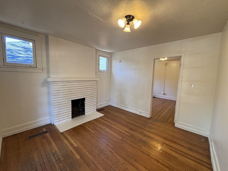 1st image of 921 E Princeton Ave