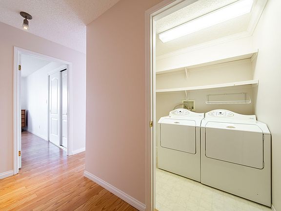 4th image of 4914 53rd Ave #107