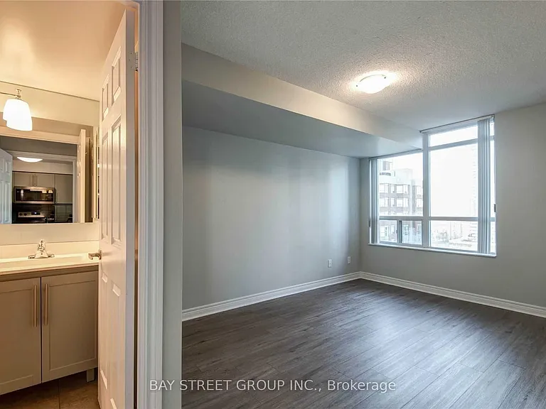 310 Burnhamthorpe Rd W #1913 — Photo 9