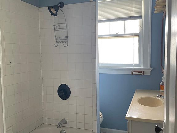 4th image of 5940 Woodmont Ave Unit 2