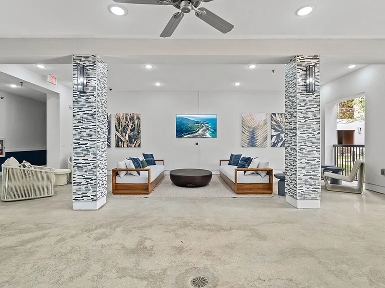 Axis Marketplace — Photo 20
