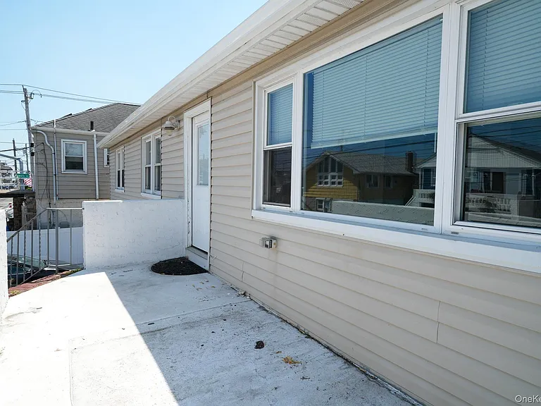 59 Troy Ave #UPPER — Photo 32