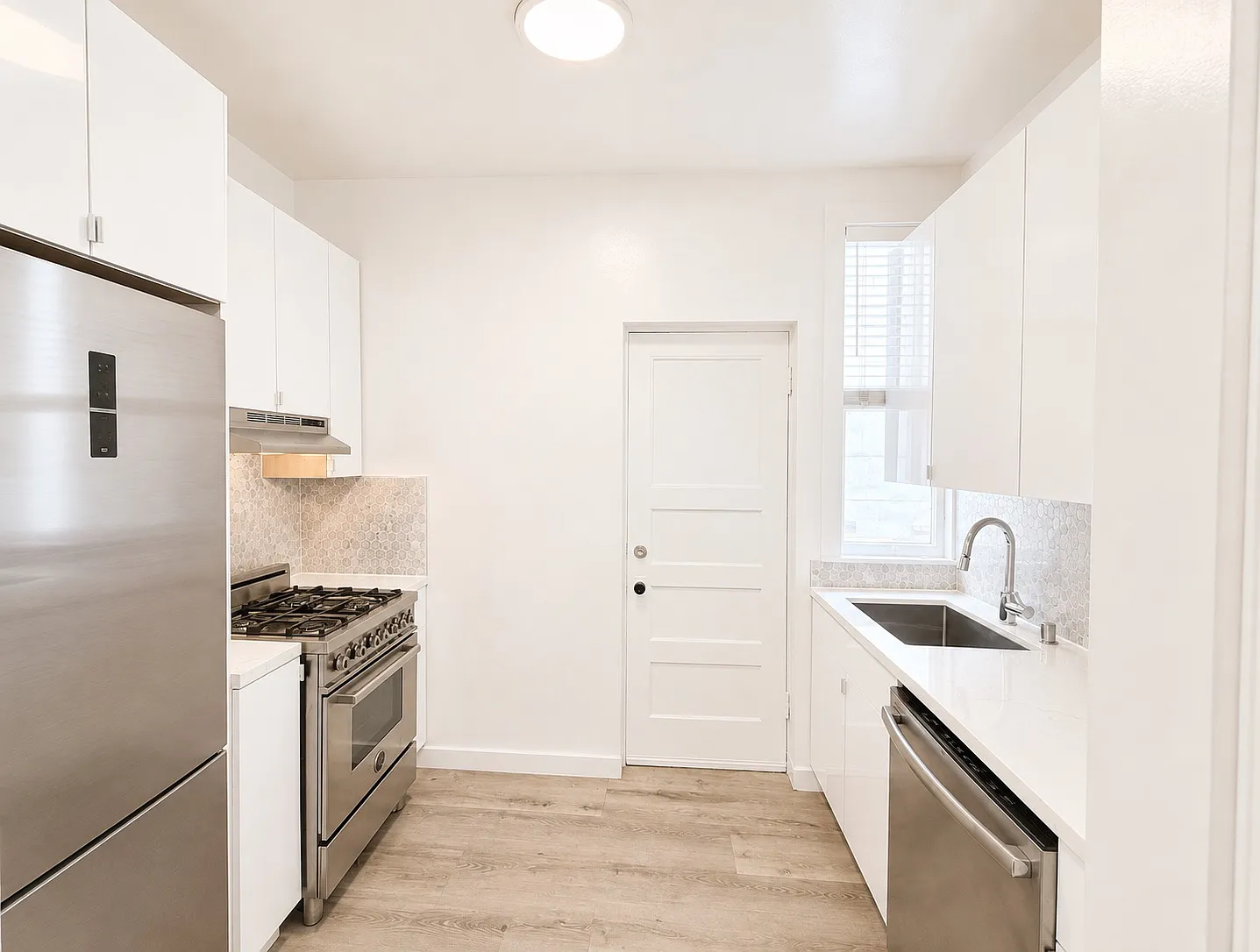 Spacious 2BR/2BA + Private Office (Guest room) with In-Unit Laundry Near Hayes Valley — Photo 3