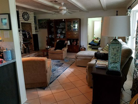 Livingroom with Fireplace
