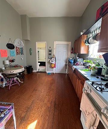 5th image of 2037 2nd St