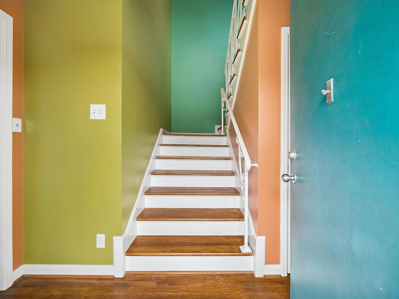 2 bed, 1.0 bath, 2628 sqft, $2,600 — Photo 3