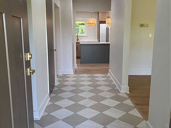3rd image of 113 Conifer Cir