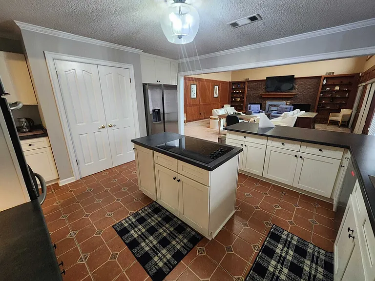 8220 Hunters Creek Dr — Photo 40