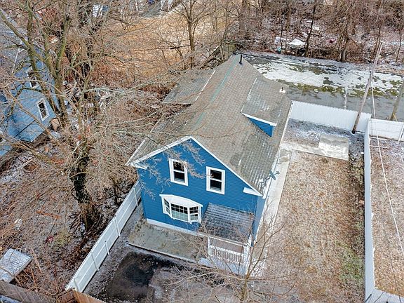 3rd image of 11 Carpenter Ct