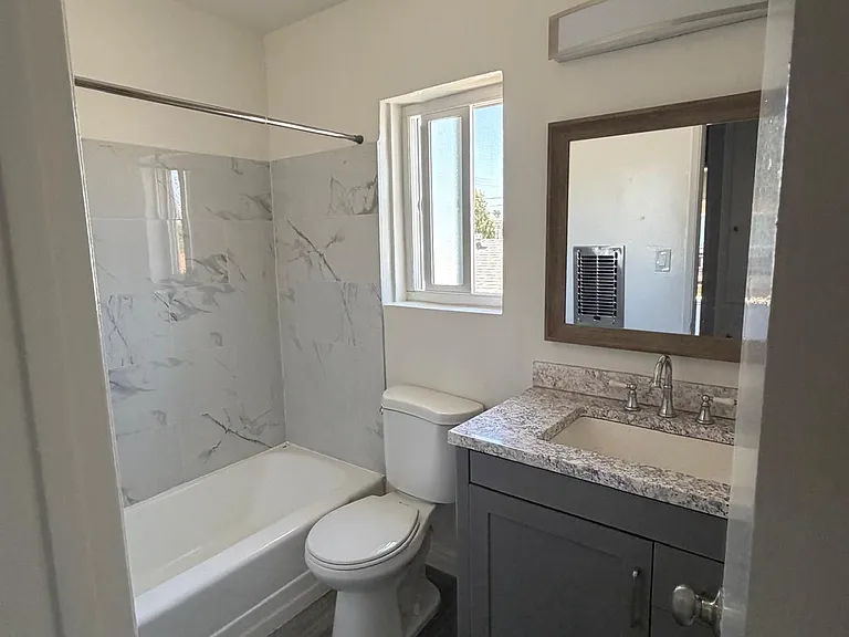 5738 Whitsett Ave. — Photo 8
