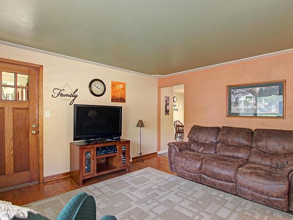 5th image of 10483 Mary Ann St