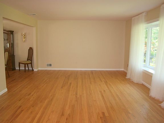 4th image of 3 Brookwood Dr