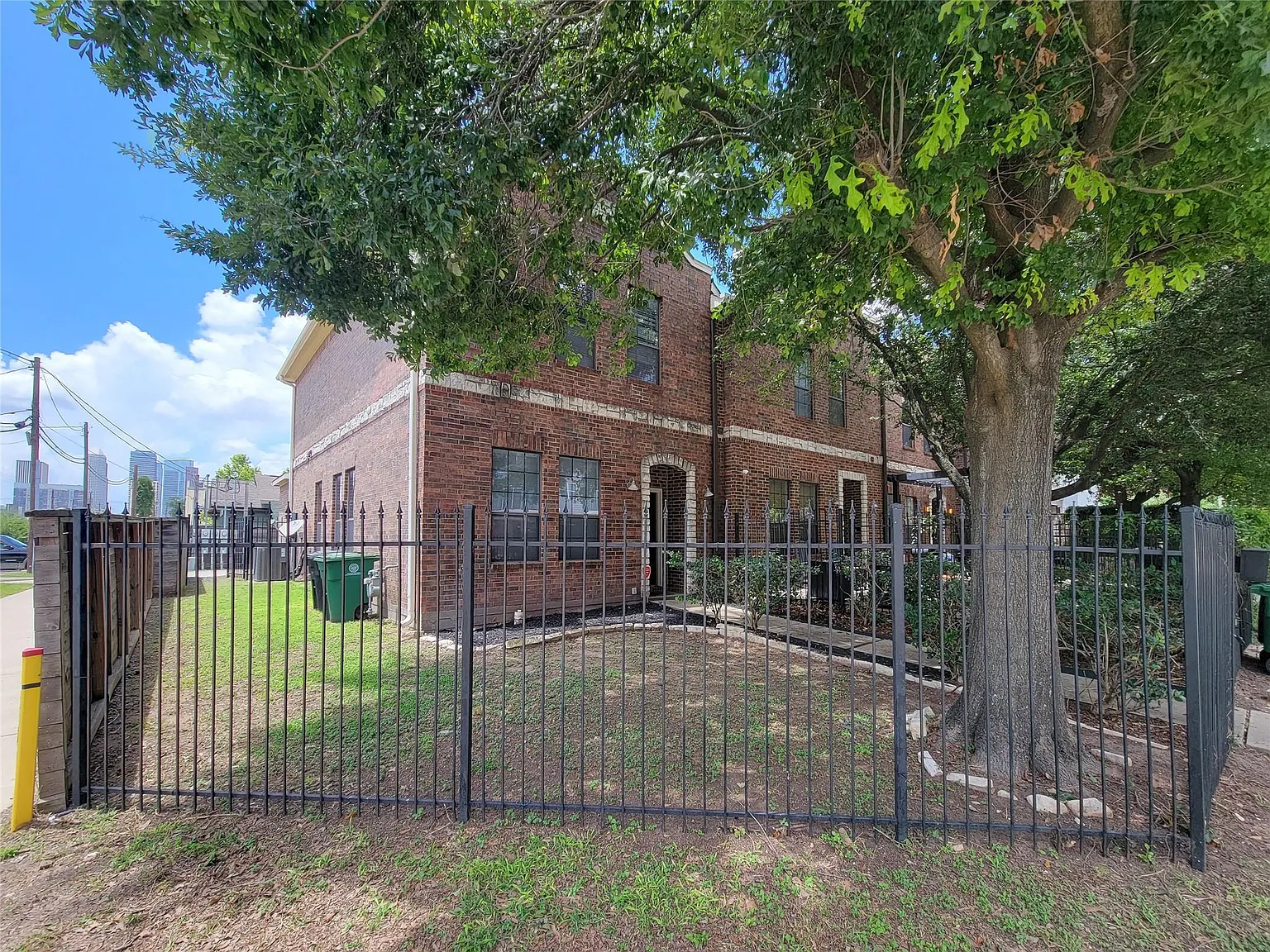 3 bed, 2.5 bath, 2309 sqft, $2,350 — Photo 3