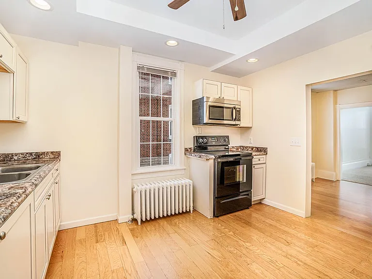 136 N Potomac St — Photo 7