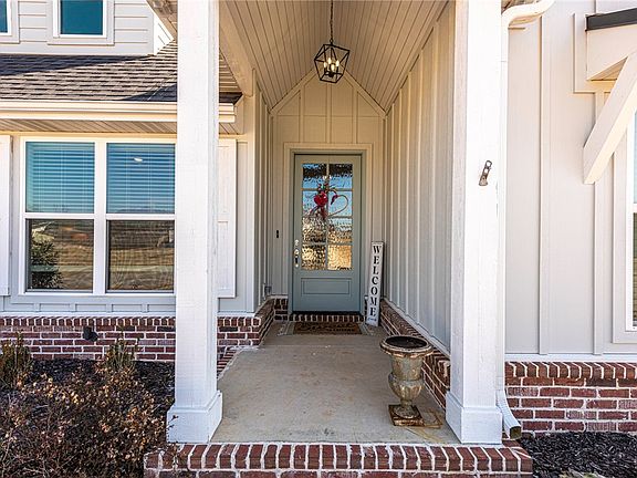 3rd image of 556 Briarwood Ln