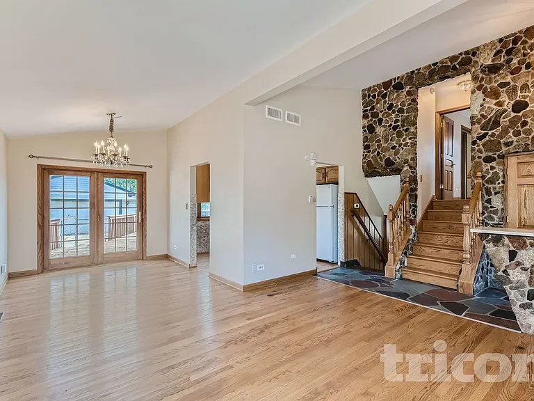 8147 N Chester Ave — Photo 4